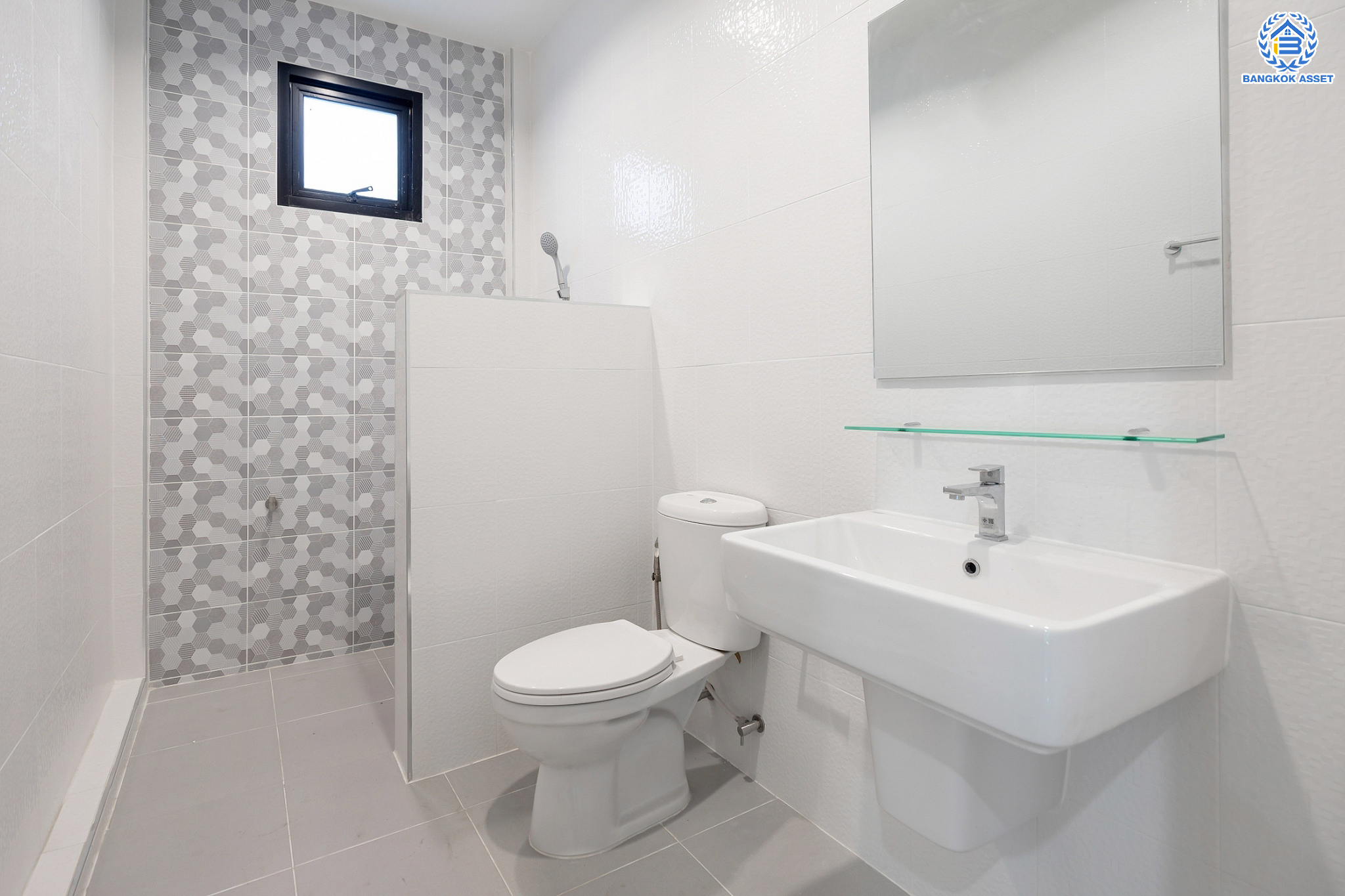 บ้านมือสองตกแต่งใหม่ ม.บูรพา12 ดอนเมือง บ้านเดี่ยว เนื้อที่ 50 ตร.ว. ฟังก์ชัน 4 ห้องนอน 2 ห้องน้ำ จอดรถได้ 2 คัน บนทำเลดีที่สุด ใกล้สนามบินดอนเมือง ทางด่วน "ศรีสมาน" และรถไฟฟ้าสายสีแดง "สถานีดอนเมือง"